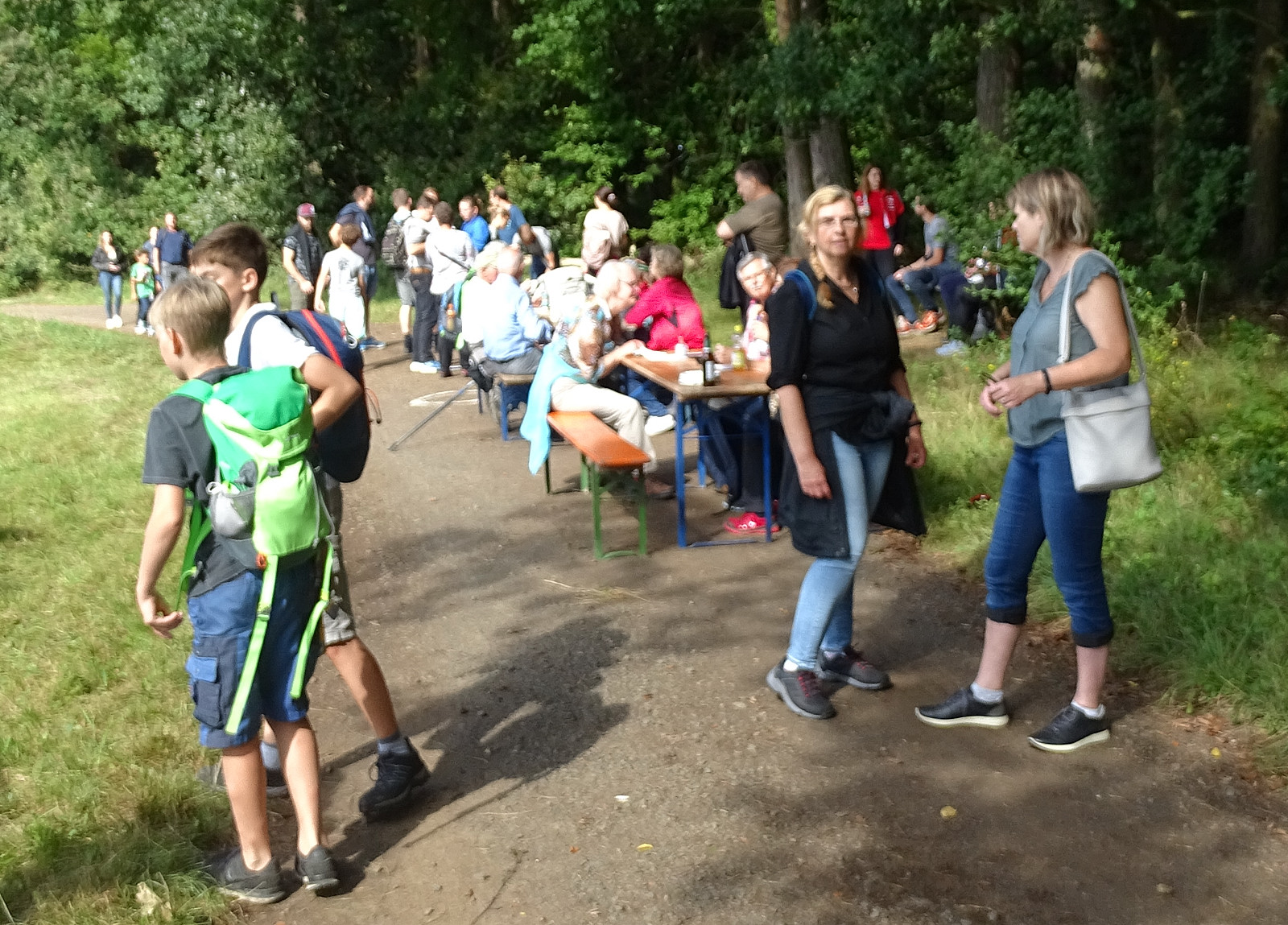 Unser Bild zeigt Teilnehmer des Wandertages am Rastpunkt auf halber Strecke. (Bild: Baumung) (Foto: Gerd Baumung)