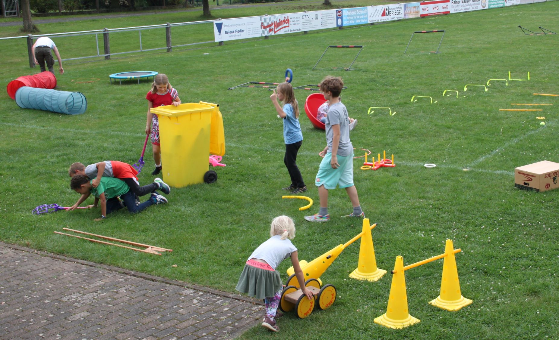 Spielwiese vor dem Sportheim (Foto: Leidner)