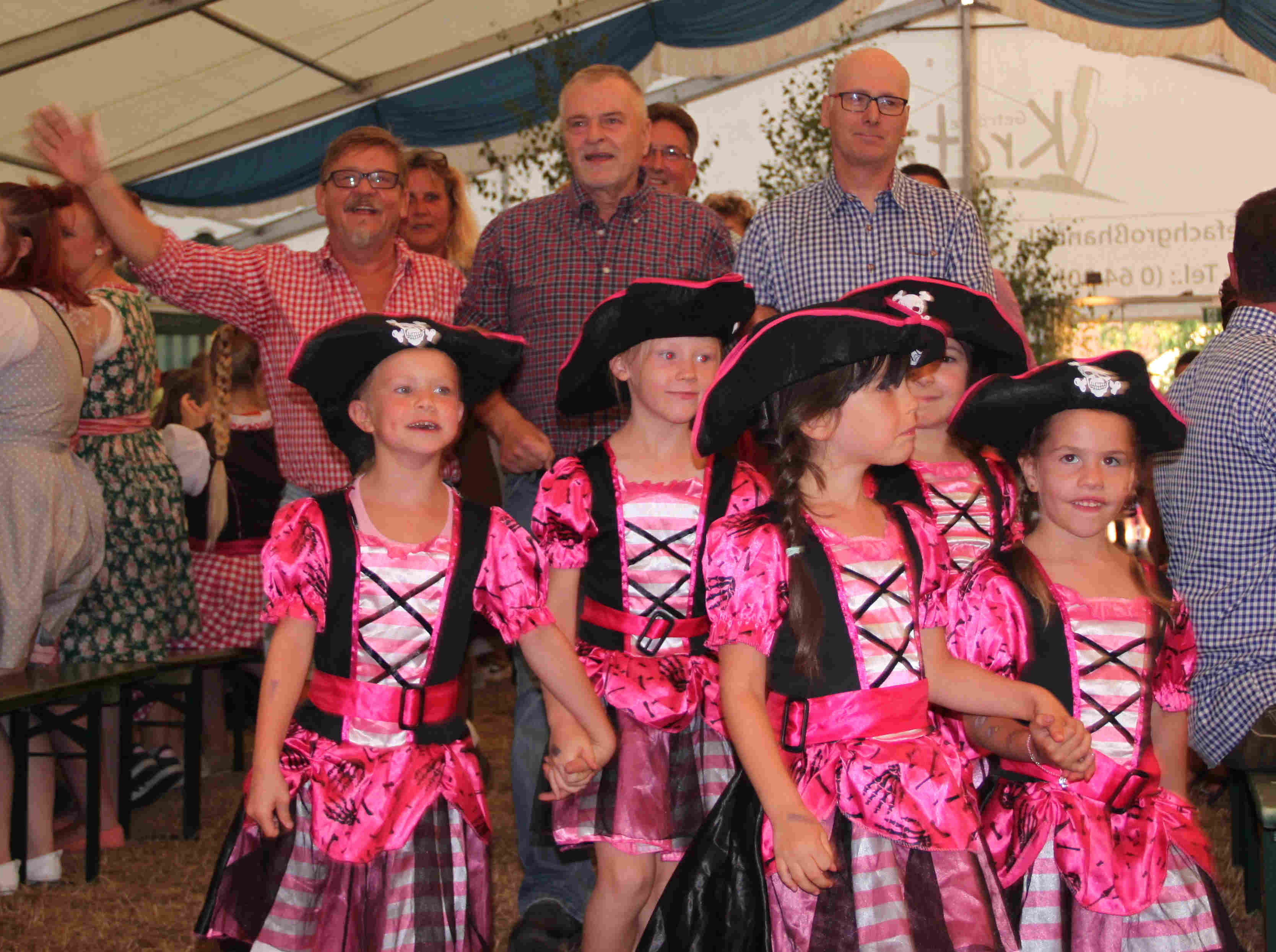 (Foto: C. Leidner, TV Langsdorf) Einmarsch des Präsidiums mit den Mini Winis