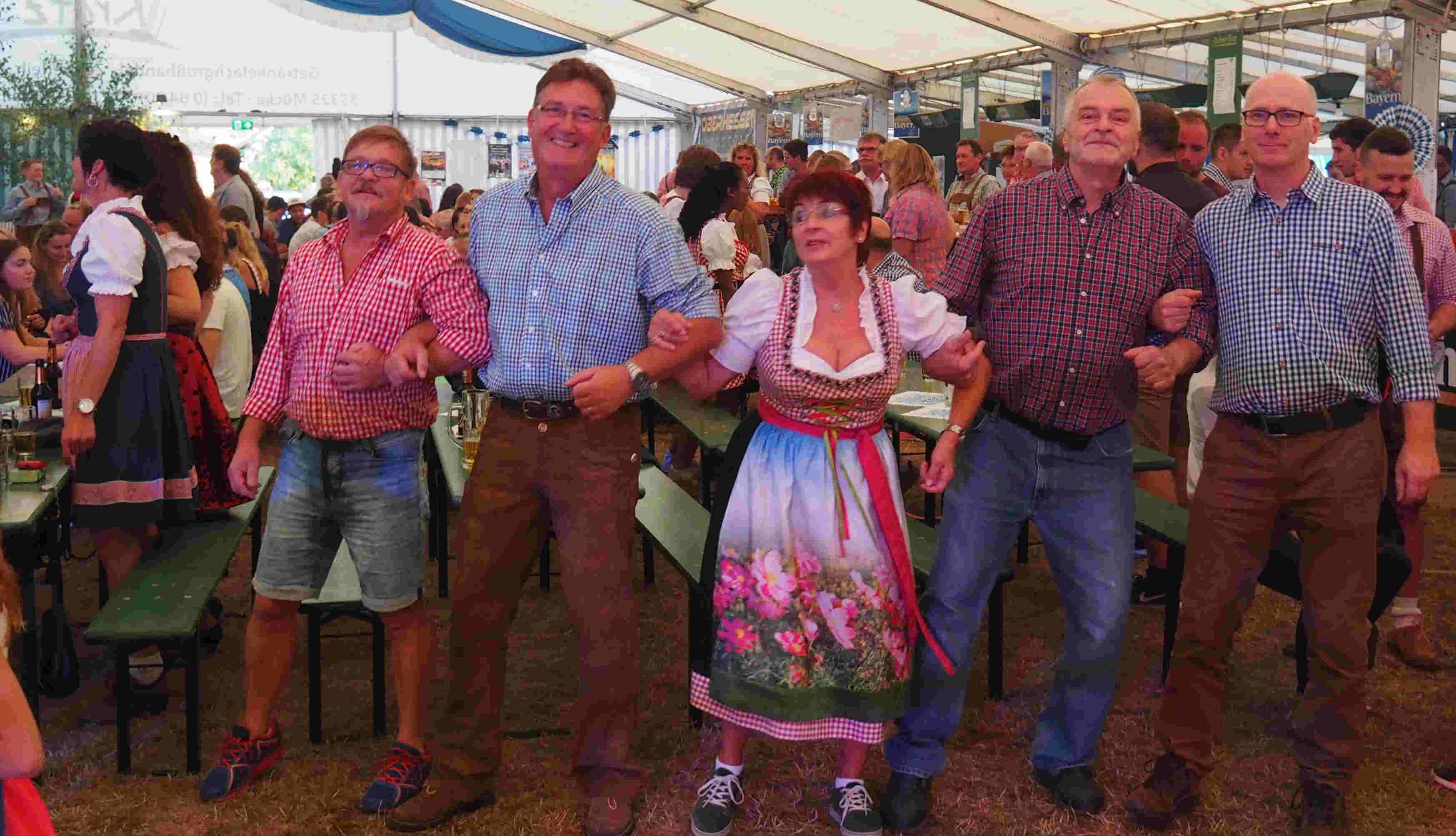 (Foto: C. Leidner, TV Langsdorf) Präsidium TVL und Bürgermeister Klein
